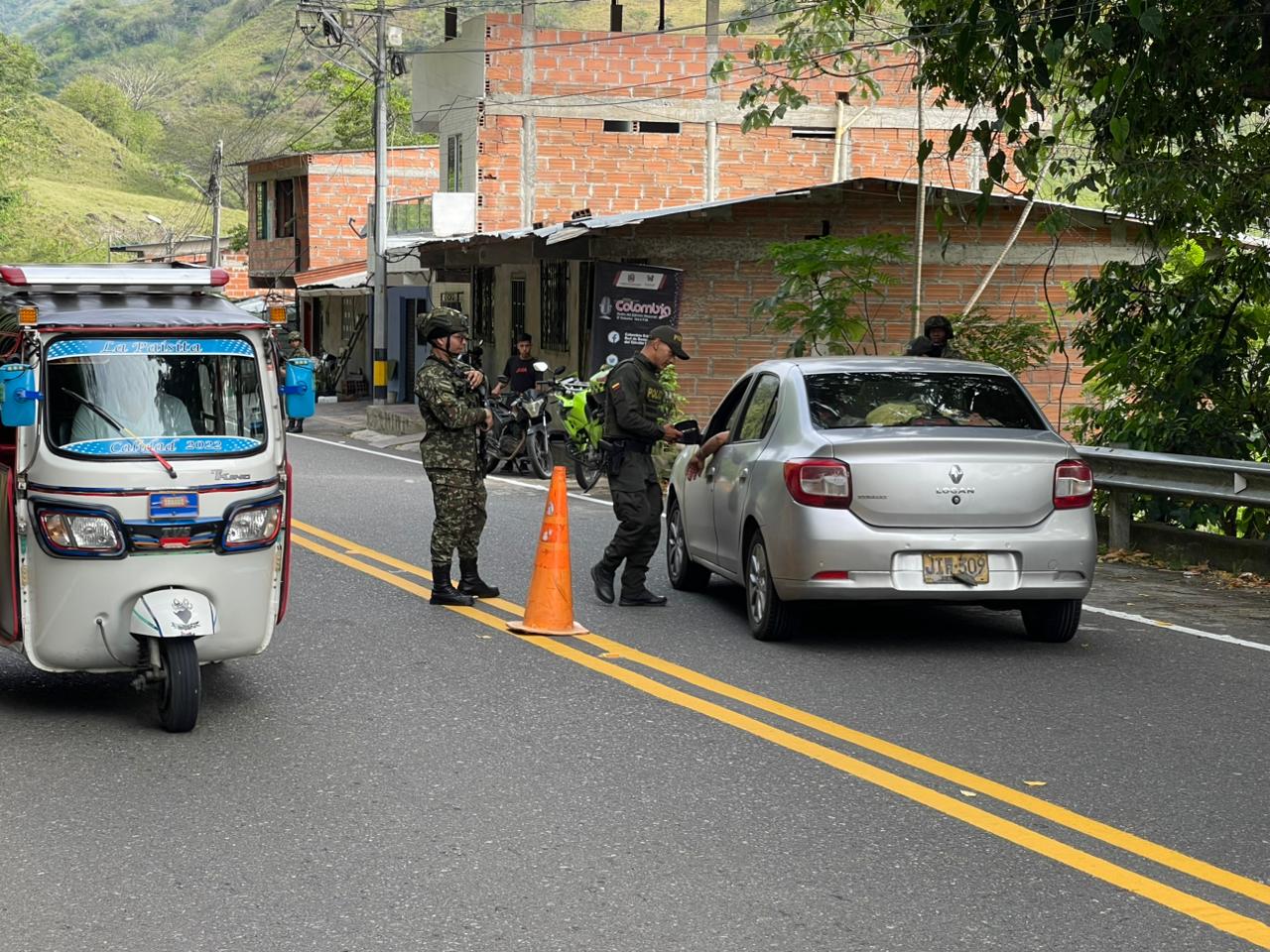 Ejército refuerza seguridad en vía a Urabá